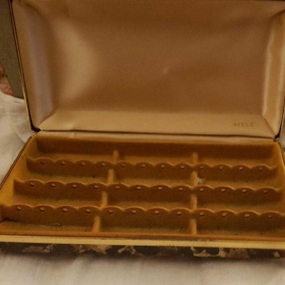 80's style & durability Vintage Mele hardshell travel case for earrings